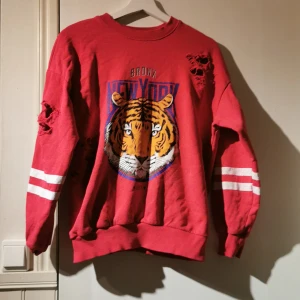 Tröja från gina - Tröja från gina. Strl xs Djur finns i hemmet Det vita trycket på armar något sprucket Frakt 66 kr