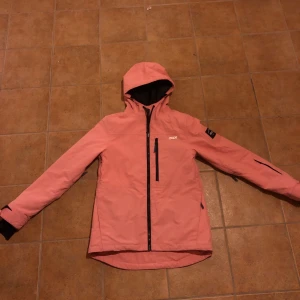 Dope skidjacka - Gullig rosa skidjacka från Dope💕 Jackan är i storlek xs☺️ Den har en liten ”fläck” på ena armen men inget som man tänker på💗 Följer även med en matchande buff från Kari Traa💕  Pris:450kr plus eventuell frakt💞