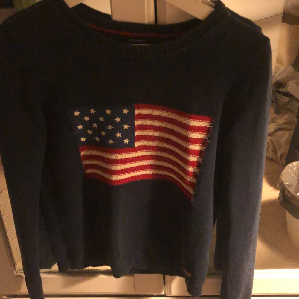 Säljer en stickad tröja med amerikanska flaggan på, jag säljer den pga att den inte kommer till användning🇺🇸💕 . Stickat.
