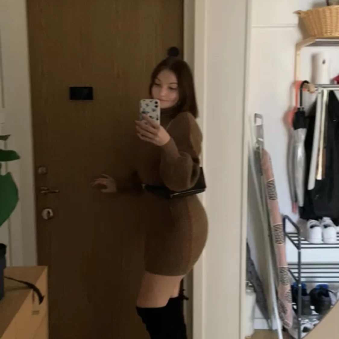 brun stickad klänning 