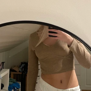 Brun långärmad tröja - Jötte fin och skön tröja. Ni betalar för frakten!