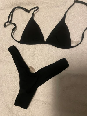 Bikini i strl M - Har bara använts en gång. Säljer pga att de är för små i storleken vid bystet.