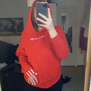 Adidas hoodie - Så snygg hoodie från adidas med vita detaljer💓 storlek S men sitter ocersized!