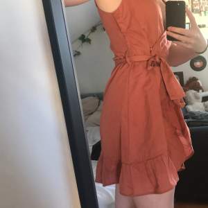 Omlottklänning, köpt second hand🌿 röd/orange med volang och knytning❤️