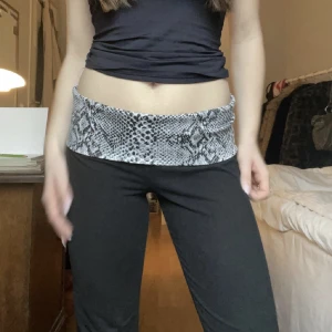 Pink yogapants - Lågmidjade Pink yogapants i bootcut modell💘 skulle säga att de passar storlek 34 - 36/38