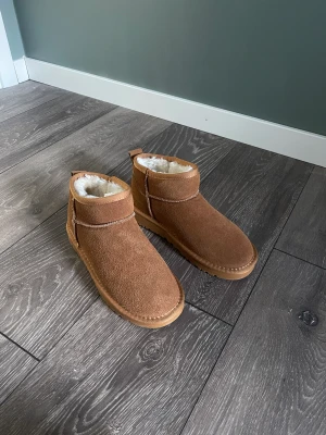 Vinterskor - Säljer dessa superfina skorna som liknar uggs ultra mini i storlek 38💕 beställde två olika storlekar och denna var för liten för mig, så dom är aldrig använda💕 (köparen står för frakten)
