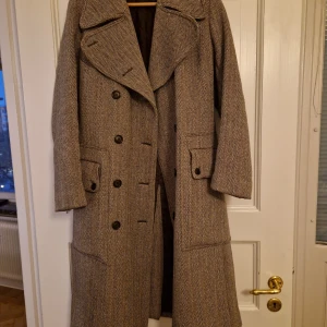 Fin kappa - Kappa i beige och brun. Storlek som en M. Köpt begagnad men i fint skick. 