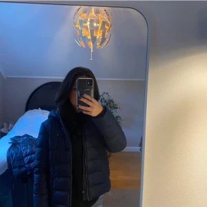 Tommy hilfiger jacka - As snygg tommy jacka till vintern! St 152 men skulle säga en XXS eller XS!💗