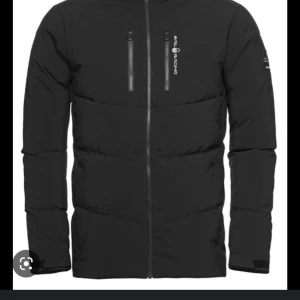 Jacka - Säljer nu min Sail racing jacka använd några gånger men den är som ny kan användas till både kille o tjej köppt för 3999