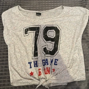T-shirt - Endast använd ett par gånger så t-shirten är i mycket bra skick 