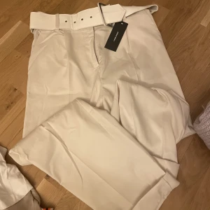 Vita byxor från vero moda - Storlek M längd 32 Aldrig använda 