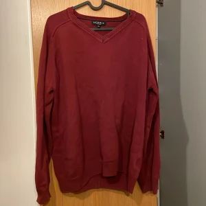 Röd stickad tröja - Jättefin stickad tröja, inte stickig och inga defekter.