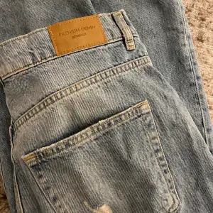 Säljer dessa super coola jeans med slitningar från Gina💗 säljer på grund av att det inte kommer till användning, Samt att det är för stora för mig 
