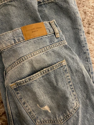 Jeans från Gina - Säljer dessa super coola jeans med slitningar från Gina💗 säljer på grund av att det inte kommer till användning, Samt att det är för stora för mig 