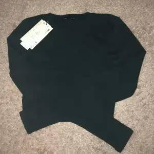 En mörk grön långärmad tröja från zara, aldrig använd så i helt nytt skick, den är lite kortare än vanliga tröjor. Den är i storlek L men jag har xs/s i vanliga fall så den är väldigt liten/stretchig i storleken 
