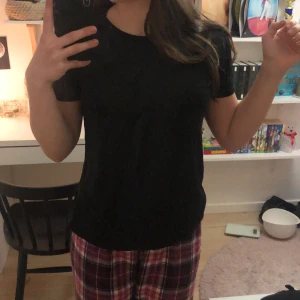 T-shirt - Svart t-shirt från Zara i storlek S. Använd ett fåtal gånger, säljer för att den inte kommer till användning för mig