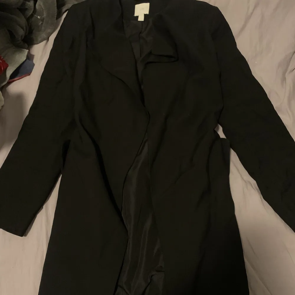 Säljer min svarta blazer som i bra skick ! Köpte det för 500 säljer för endast 300. Knappt använd. . Kostymer.
