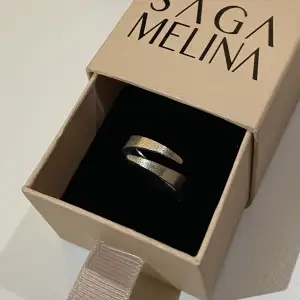 Helt ny och oanvänd silver ring från Saga Melina. Äkta silver och helt handgjord. 