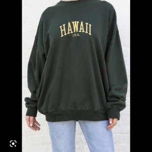 Hawaii sweatshirt  - En väldigt fin sweatshirt med Hawaii tryck! Köpt på designbysi och använd sparsamt! ❤️‍🔥 
