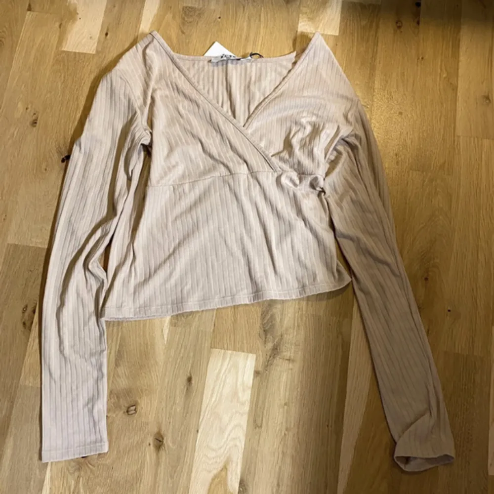 Fin och neutral tröja 🤩😀   Ordinariepris: 329 kr  Endast testad, storlek S. Skickas . Toppar.