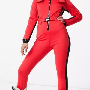 Skidoverall - Snygg oanvänd skidoverall, prislappar är kvar. Storlek 38 men liten i storleken. Färgen är korall/röd