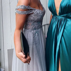 Balklänning  - Hejsan, jag kollar intresset för min balklänning. Köpte den begagnad för 3000kr. Den är använd som sagt och om det finns ett intresse så kommer jag kemtvätta den. Säljer den för 2000kr