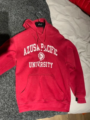 Röd Collage Hoodie - Röd Collage Hoodie Frakt ingår i pris