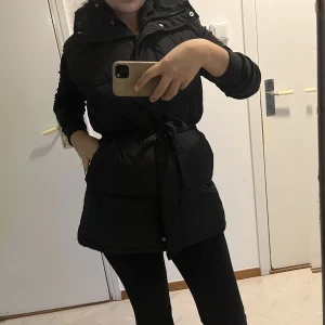 Bikbok väst - Hej säljer min fina väst från bikbok sitter jätte fint, endast prövad då jag köpte en annan väst prislapp finns kvar  Ordinarie pris 599