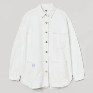 lee X H&M jeansjacka  - Vit jeansjacka från Lee X H&M kollektion. Använd ett fåtal gånger och är i fint skick. Nypris 499kr säljer för 300kr 