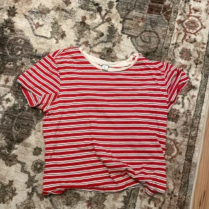 Monki t-shirt  - Monki t-shirt i storlek M