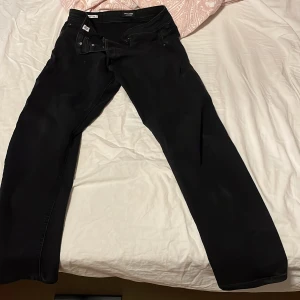 Jack and Jones byxor  - Jack and Jones byxor storlek 33/32 nya svarta