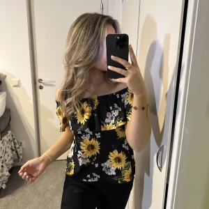 Blommig off shoulder topp - Superfin blommig off shoulder topp.  Använd 1 gång, Bra skick! 
