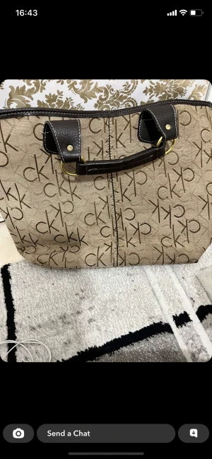 Calvin Klein - Calvin Klein väska i beige 