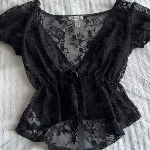 blus topp - storlek: M - L. möts i stockholm eller fraktar, man köper genom att skriva till mig 🖤jag har storlek S på bilden