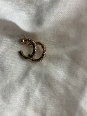 Örhängen  - Ett par guldiga örhängen och ett par silvriga! De guldiga är använda 1 gång❤️ 10kr st