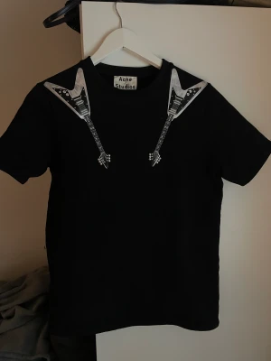 Cool stickad tshirt från Acne  - Säljer min coolaste tshirt! Från Acne och använt fåtal gånger, därför håller kavlitén 