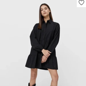 Skjortklänning - Stradivarius  - Helt ny och oanvände med lappar kvar.