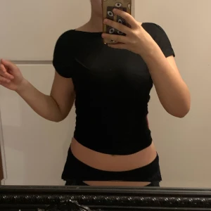  Backless Shirt - Backless t-shirt som formar kroppen precis som en shapewear, jätte skönt matrial. Säljer pågrund av att jag vill tömma min garderob och tjäna lite pengar på det.