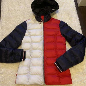 Tommy Hilfiger jacka i nyskick! - Exklusiv kvalitetsjacka från Tommy Hilfiger med fina egenskaper, bland annat avtagbar luva. Endast testad så i nyskick, nästintill oanvänd  Nypris 2500:-  Pris kan diskuteras vid snabb affär:)