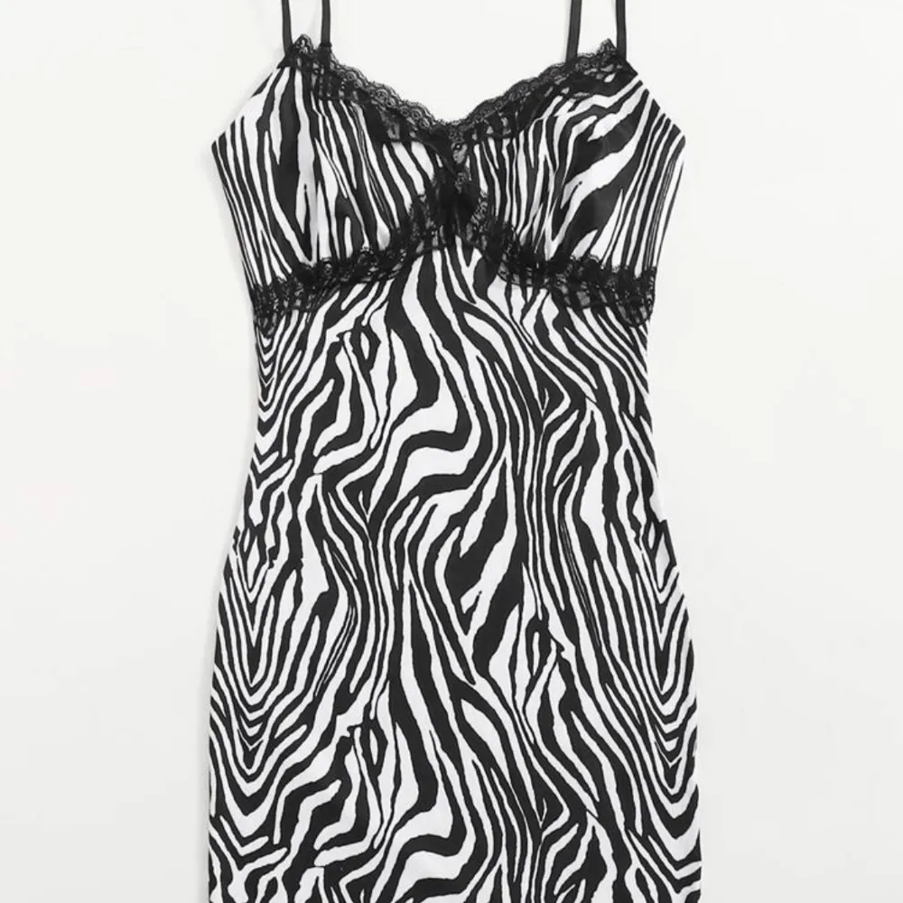 En brun zebra klänning från shein. Säljer för att jag inte använt den, i väldigt fint skick. Säljer för 50kr + frakt. Den är i strl M men passar en S också, eftersom att den är liten i storleken. Hör av dig vid frågor👍. Klänningar.