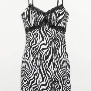 En brun zebra klänning från shein. Säljer för att jag inte använt den, i väldigt fint skick. Säljer för 50kr + frakt. Den är i strl M men passar en S också, eftersom att den är liten i storleken. Hör av dig vid frågor👍