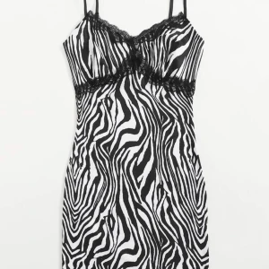 Brun zebraklänning - En brun zebra klänning från shein. Säljer för att jag inte använt den, i väldigt fint skick. Säljer för 50kr + frakt. Den är i strl M men passar en S också, eftersom att den är liten i storleken. Hör av dig vid frågor👍