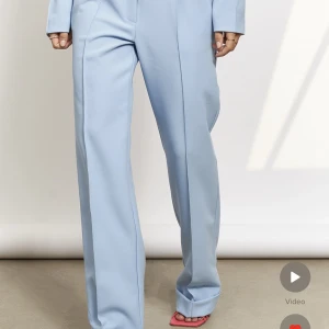 Nya Kostymbyxor från NA-KD - Hej! Jag köpte nya kläder från NA-KD som inte passar mig. Orginal pris 600kr. Den är ny med prislappen på. Skriv för mer info☺️✨