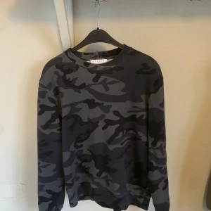 Sandro Paris tröja - Säljer en sandro paris tröja som blivit för liten, skick 8/10 Passar small xs