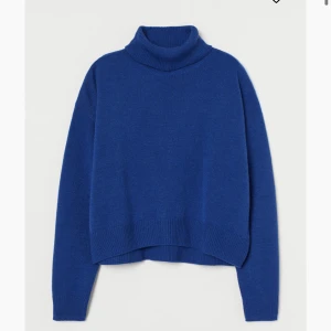 Blå tröja - Säljer denna populära slutsålda stickade polo tröja. Så fin och skön nu till kalla vinterdagar 💗