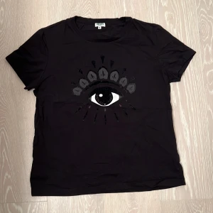 Kenzo t-shirt - Säljer en superfin t-shirt från Kenzo. Använts ett par gånger. Tvättad en gång i handtvätt. Som ny.   Storlek XL dam. 