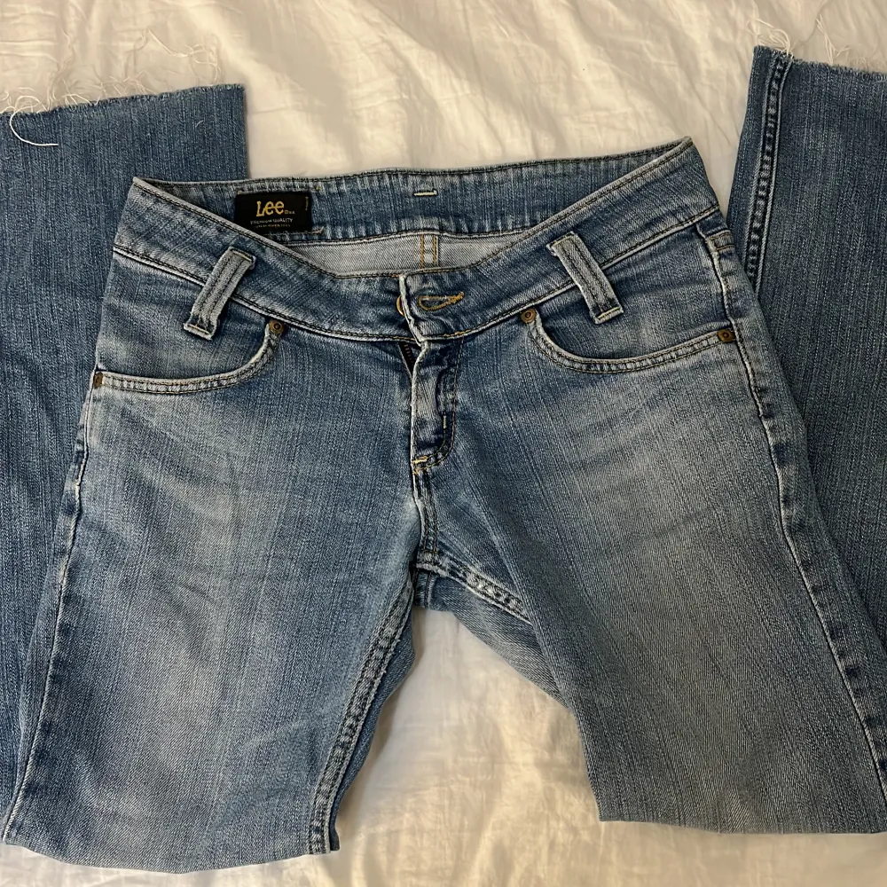 Low waist jeans i märket Lee💕 Dom är nästan aldrig andvända. Säljs på grund över att de inte kommer till andvändning, jag är 163/164 . Jeans & Byxor.