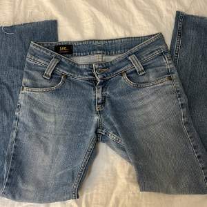 Low waist jeans i märket Lee💕 Dom är nästan aldrig andvända. Säljs på grund över att de inte kommer till andvändning, jag är 163/164 