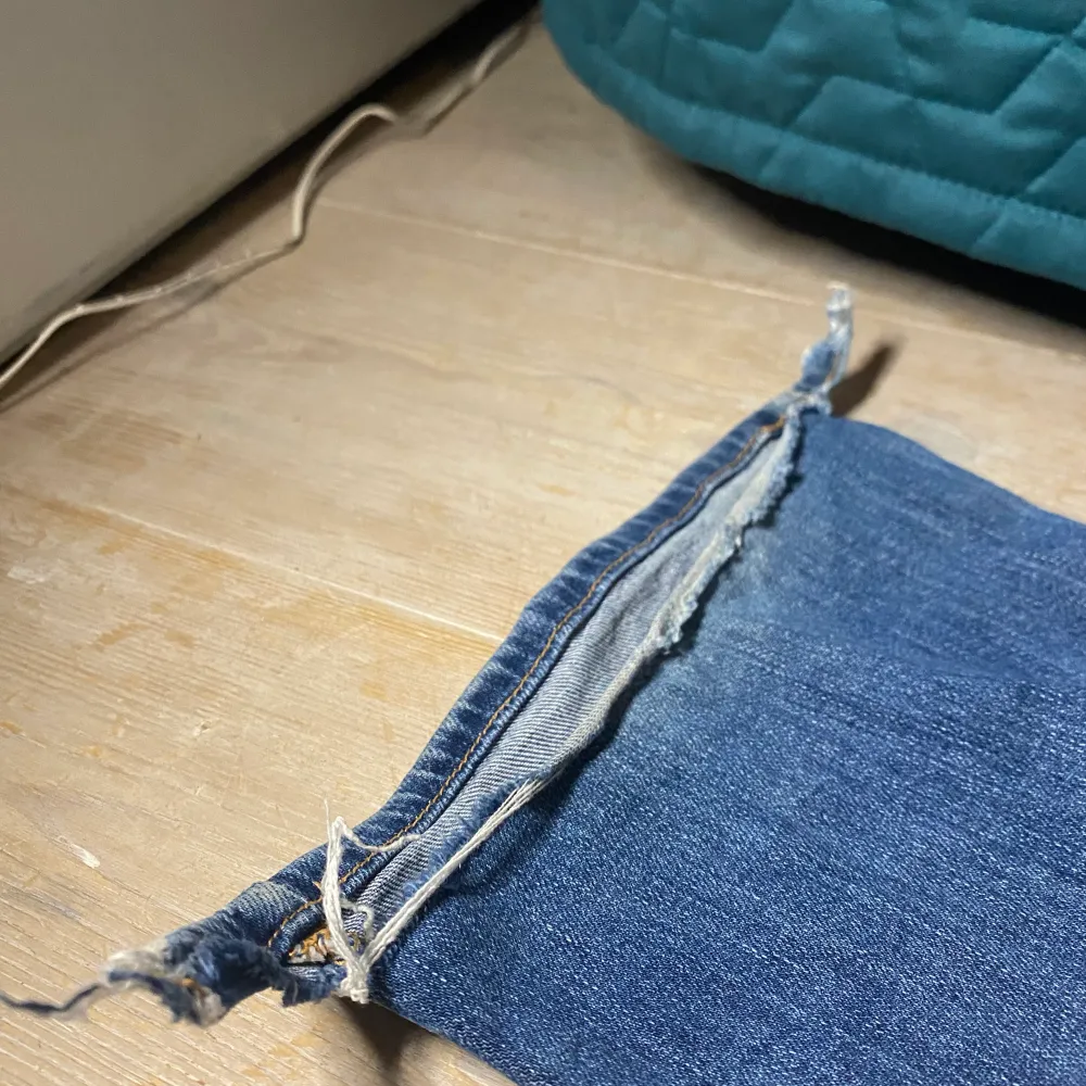 Ett par blåa jeans som är lite upprivna på botten men det går att fixa om man vill. Jeans & Byxor.