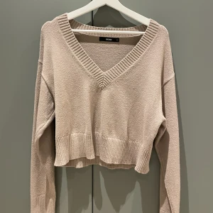 Stickad v-ringad tröja - Från bikbok. Använd 2 gånger. fint skick. Xs men passar s